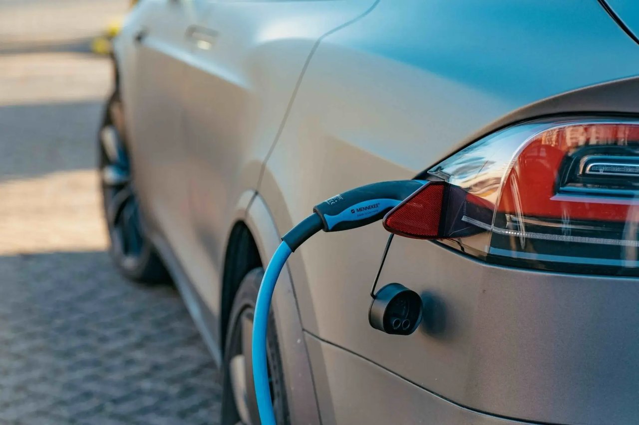 voiture_electrique_prise_recharge_auto